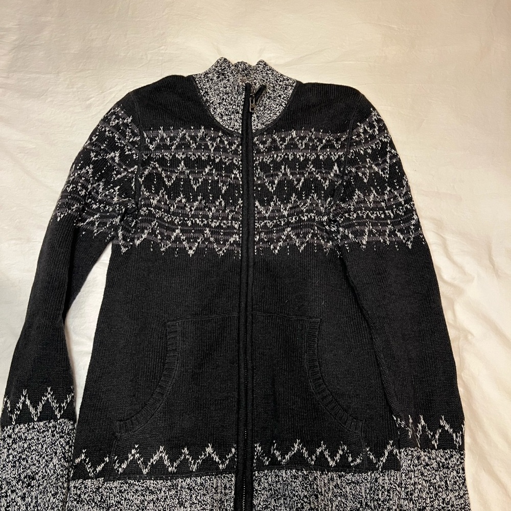 Eddie Bauer Black and White Knit sippered cardigan